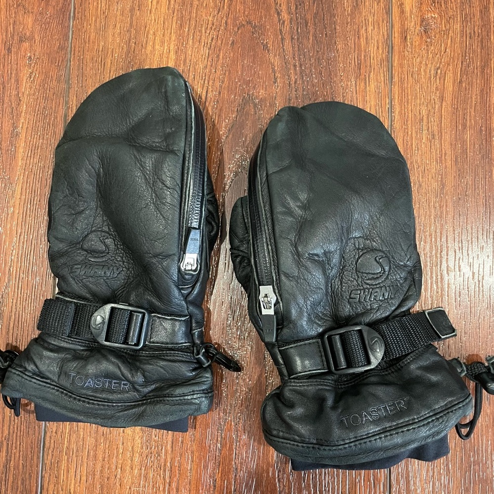 Black Gloves with Extended Cuffs and Water-Resistant Material
